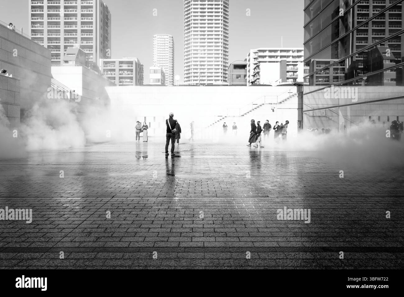 I visitatori esplorano la suggestiva installazione nebbia di Ryuichi Sakamoto al Museum of Contemporary Art di Tokyo Foto Stock