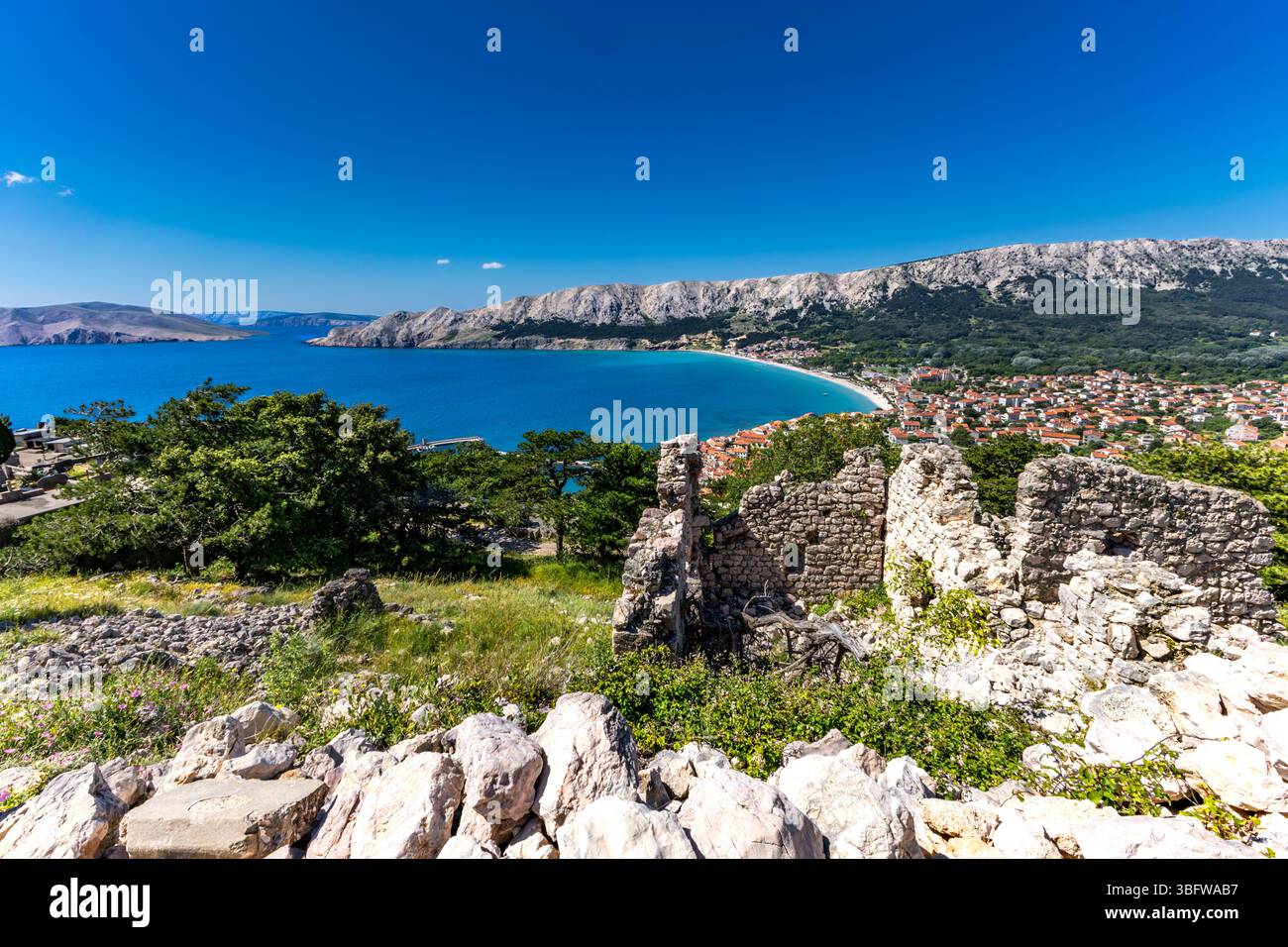 Percorso turistico che da Baska conduce al cimitero e alla chiesa di San Giovanni, rovine della chiesa di Baska, vista della città dall'alto, panorama con Foto Stock