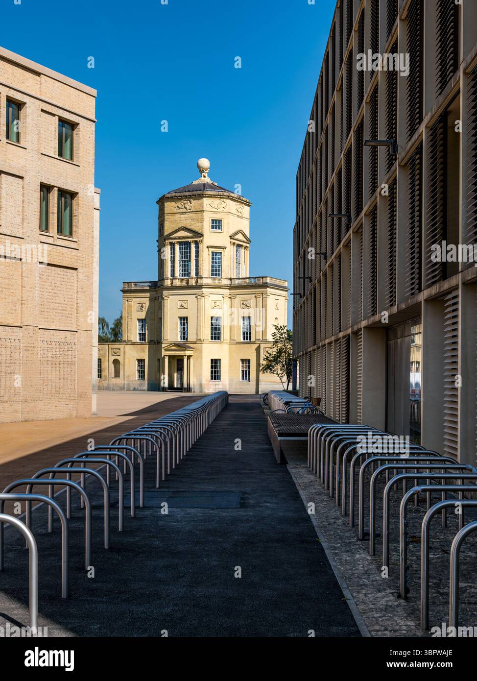 Vista dell'osservatorio Radcliffe e file di scaffali o stand per biciclette, Università di Oxford, Inghilterra, Regno Unito Foto Stock