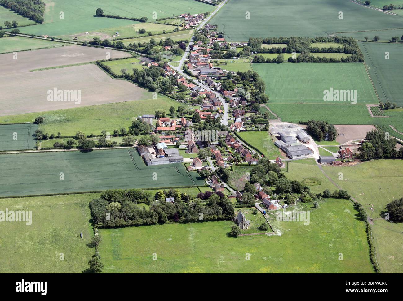 Vista aerea del villaggio di Ellerton vicino a York, guardando verso est lungo la Main Street con la chiesa del priorato di Ellerton in primo piano Foto Stock Vista aerea del villaggio di Ellerton vicino a York, guardando verso est lungo la Main Street con la chiesa del priorato di Ellerton in primo piano Foto Stock