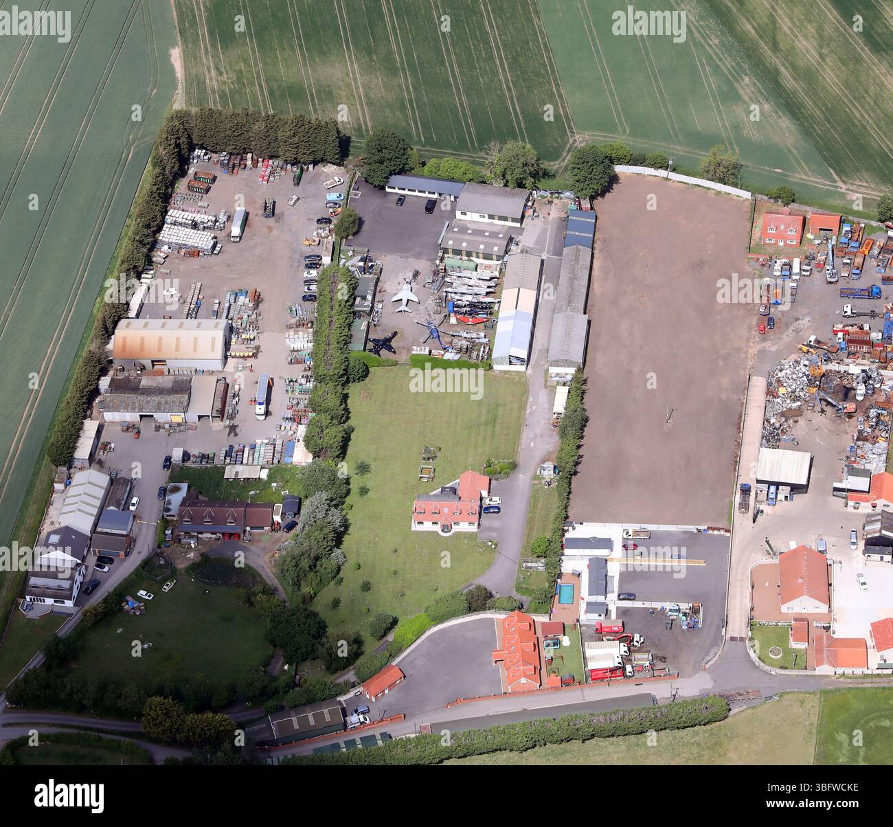 Vista aerea dei locali di Jet Art Aviation vicino a Selby, N Yorkshire. Vedere vecchi aerei militari & elicotteri & rottami nel cortile posteriore di un bungalow relativamente nuovo. Foto Stock
