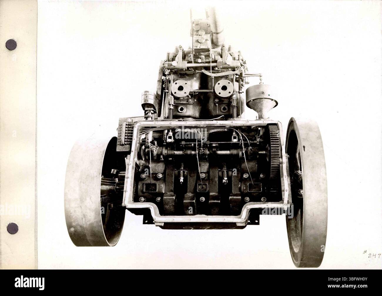A pagina 35 vengono visualizzati i trattori Rumely a trazione d'olio e i terreni di fabbrica in bianco e nero con didascalie descrittive. Foto Stock