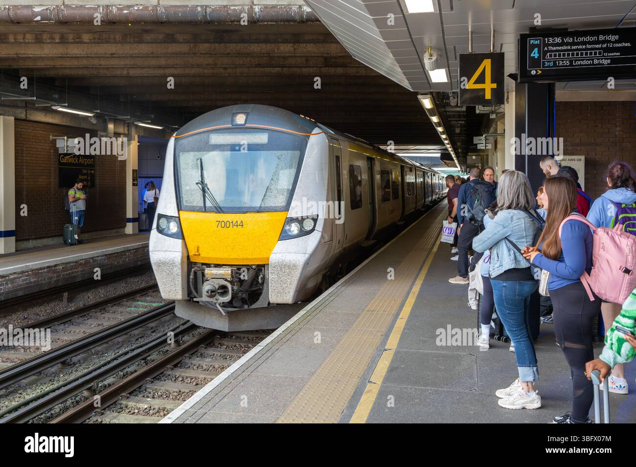 Treno britannico Classe 700 per Bedford con arrivo al binario, stazione ferroviaria dell'aeroporto di Gatwick, Londra, Inghilterra, Regno Unito Foto Stock