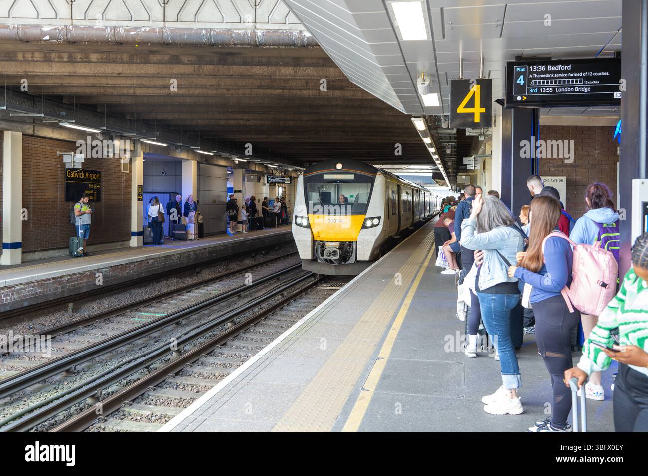 Treno britannico Classe 700 per Bedford con arrivo al binario, stazione ferroviaria dell'aeroporto di Gatwick, Londra, Inghilterra, Regno Unito Foto Stock