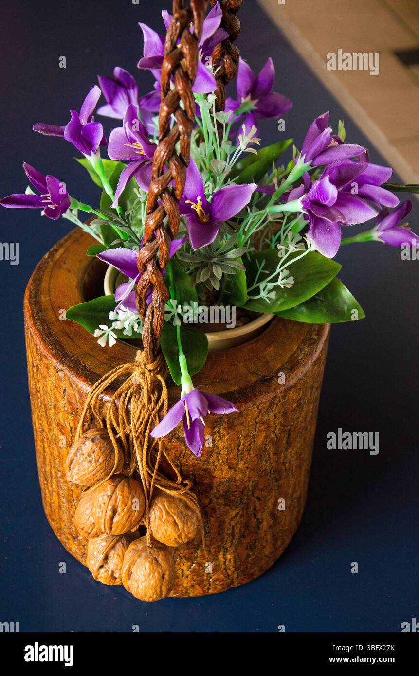 Vaso di fiori in legno artigianale con fiori viola - Antonio Carlos Ferreira Lourenco Foto Stock