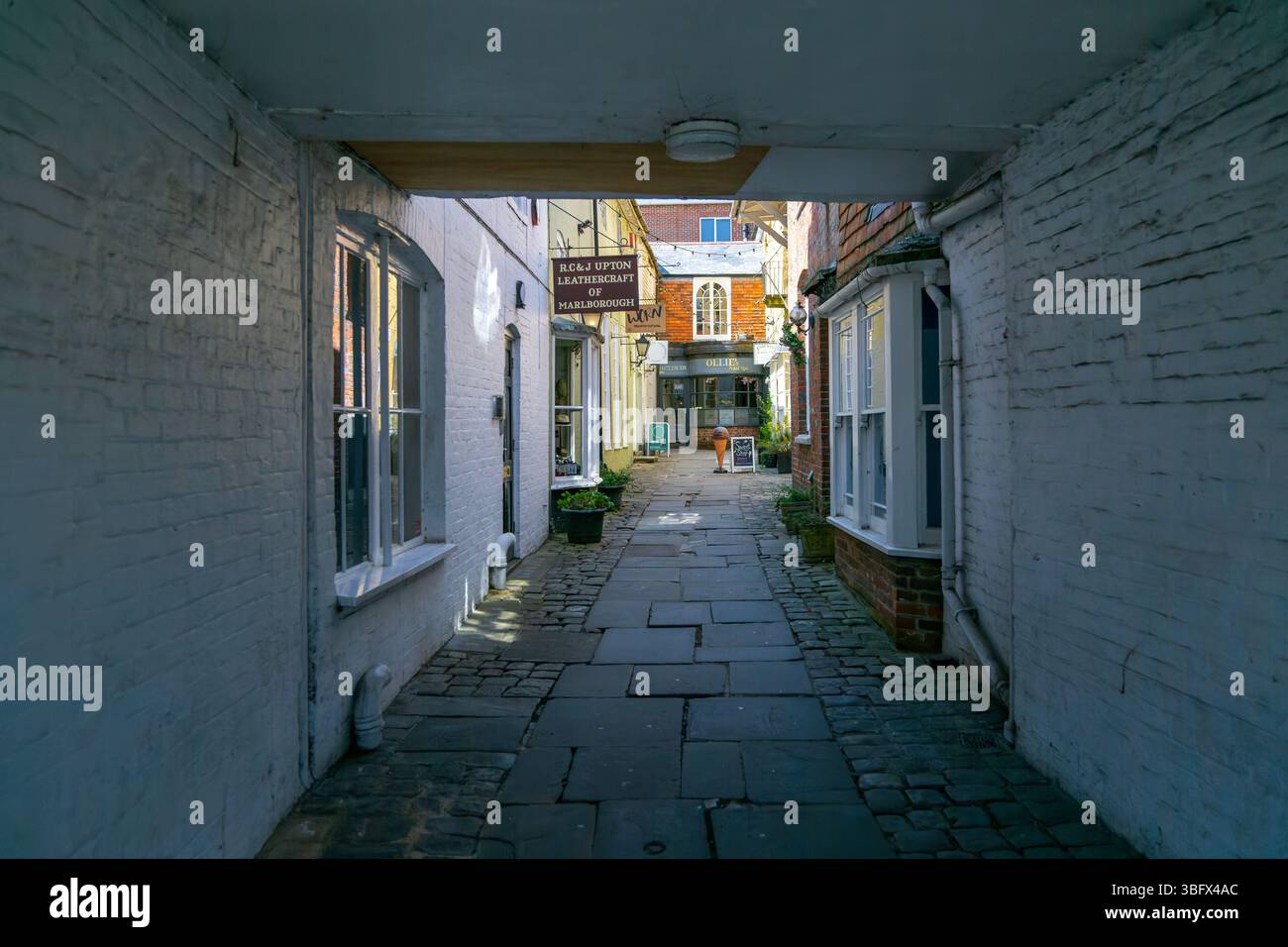 Negozi specializzati a Old Hughenden Yard Allyway, Marlborough, Wiltshire, Inghilterra, Regno Unito Foto Stock