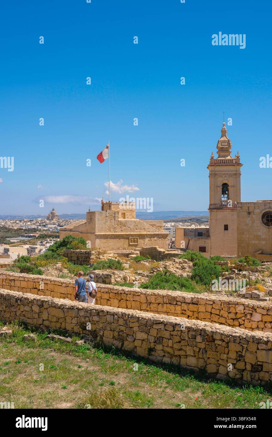 Cittadella Gozo, vista in estate delle persone che camminano tra le rovine della storica fortezza Cittadella a Victoria (Rabat), Malta Foto Stock