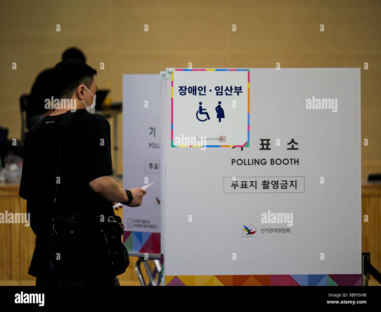 Seoul, Corea del Sud. 3 giugno 2025. Un votante entra in una cabina elettorale in una stazione elettorale nella zona di Mullae a Seoul, Corea del Sud, martedì 3 giugno 2025. I principali candidati per le elezioni presidenziali sono Lee Jae-myung del Partito Democratico e Kim Moon-soo del Partito del potere Popolare. Foto di Thomas Maresca/UPI credito: UPI/Alamy Live News Foto Stock