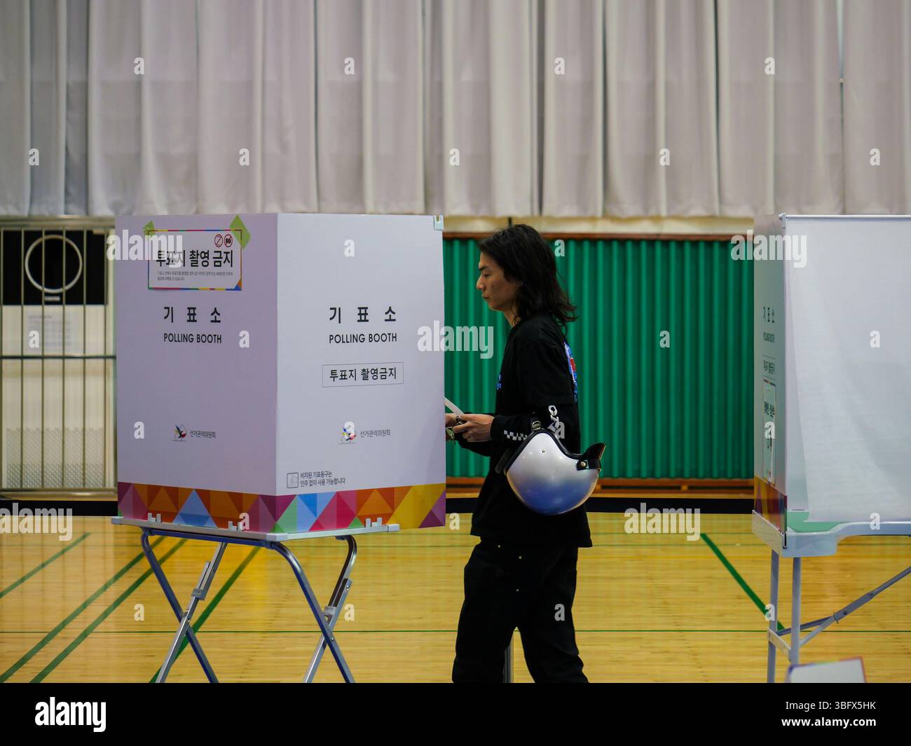 Seoul, Corea del Sud. 3 giugno 2025. Un votante entra in una cabina elettorale in una stazione elettorale nella zona di Mullae a Seoul, Corea del Sud, martedì 3 giugno 2025. I principali candidati per le elezioni presidenziali sono Lee Jae-myung del Partito Democratico e Kim Moon-soo del Partito del potere Popolare. Foto di Thomas Maresca/UPI credito: UPI/Alamy Live News Foto Stock