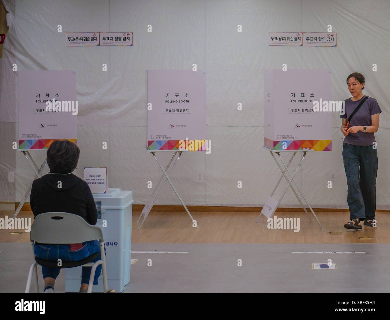 Seoul, Corea del Sud. 3 giugno 2025. Un votante esce da una cabina di votazione in una stazione elettorale nella zona di Sadang di Seoul, Corea del Sud, martedì 3 giugno 2025. I principali candidati per le elezioni presidenziali sono Lee Jae-myung del Partito Democratico e Kim Moon-soo del Partito del potere Popolare. Foto di Thomas Maresca/UPI credito: UPI/Alamy Live News Foto Stock