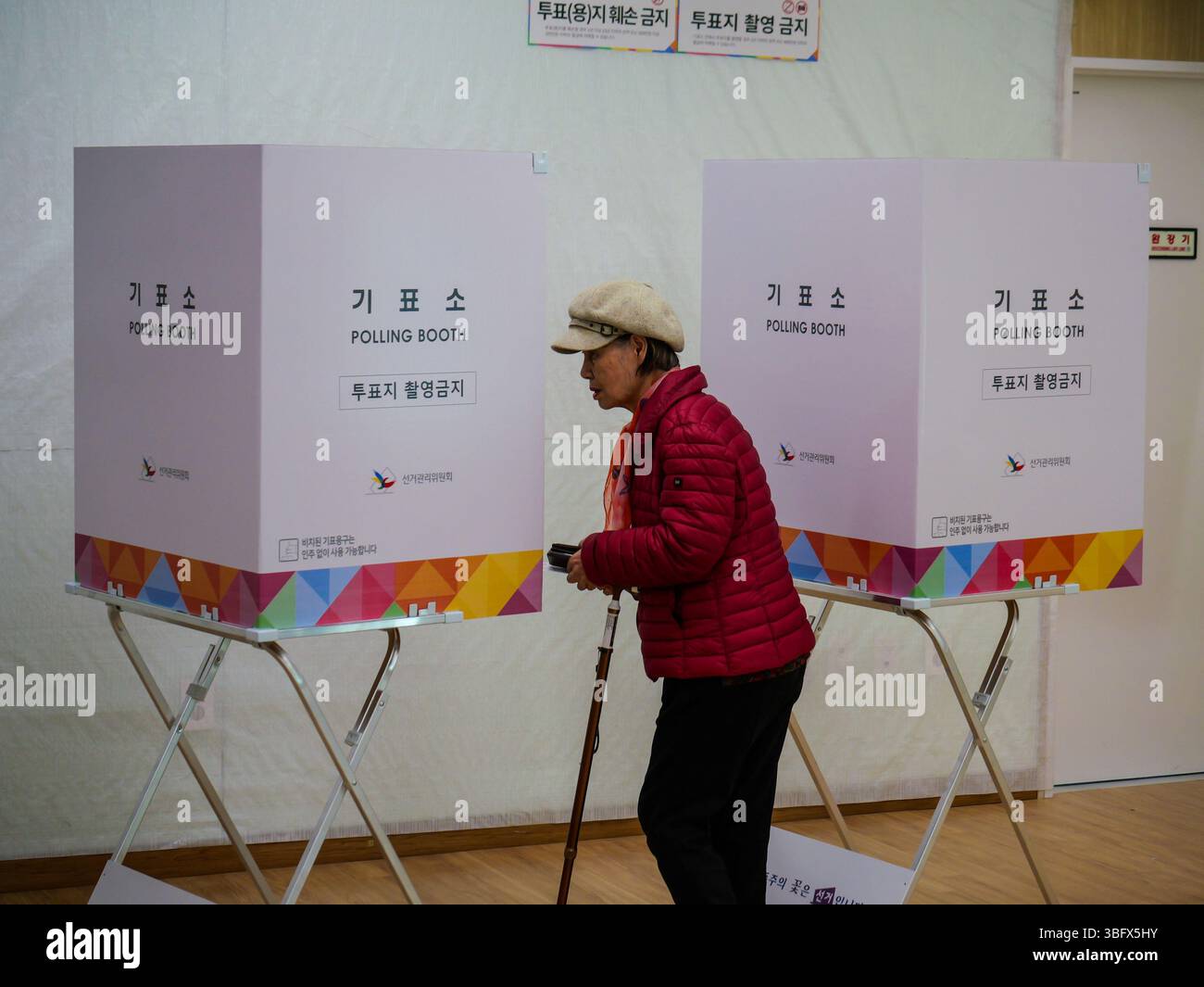 Seoul, Corea del Sud. 3 giugno 2025. Un votante entra in una cabina elettorale in una stazione elettorale nella zona di Sadang a Seoul, Corea del Sud, martedì 3 giugno 2025. I principali candidati per le elezioni presidenziali sono Lee Jae-myung del Partito Democratico e Kim Moon-soo del Partito del potere Popolare. Foto di Thomas Maresca/UPI credito: UPI/Alamy Live News Foto Stock