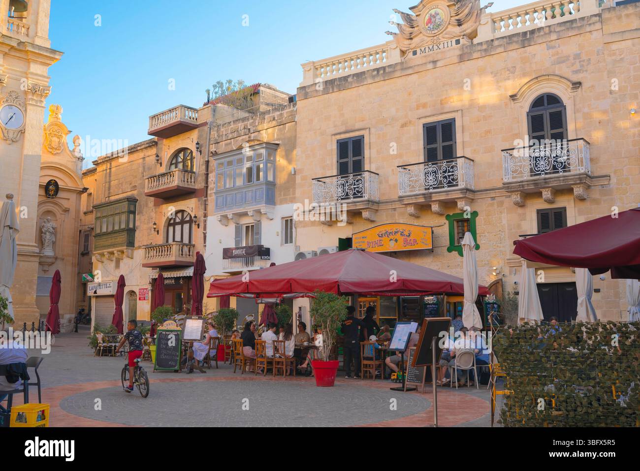 Victoria Gozo Malta, vista in estate di Pjazza San Gorg (Piazza San Giorgio), situata nella zona storica centrale della città vecchia di Victoria, Gozo, Malta Foto Stock
