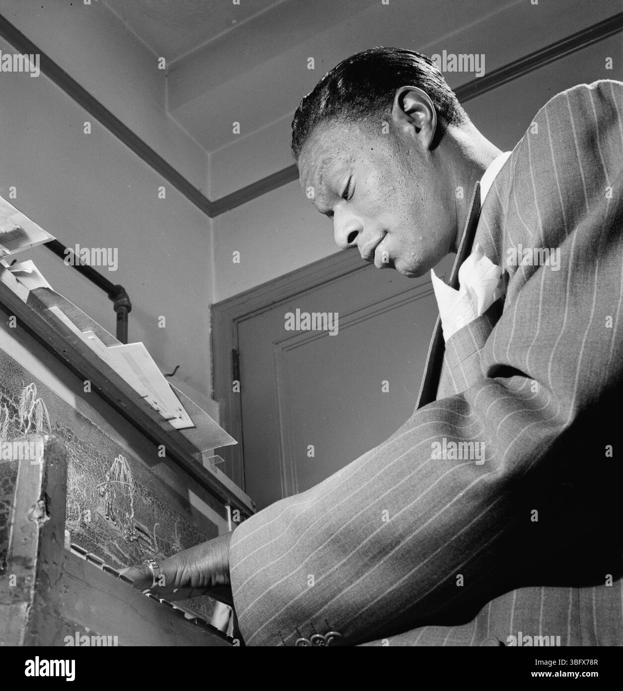 Ritratto di Nat King Cole, New York, nel giugno 1947. Foto di William Gottlieb. Nathaniel Adams Coles (New York, 17 marzo 1919 – New York, 15 febbraio 1965) è stato un cantante, pianista e attore statunitense. La carriera di Cole come cantante jazz e pop iniziò alla fine degli anni '1930 e durò quasi trent'anni, dove trovò successo e registrò oltre 100 canzoni che divennero un successo nelle classifiche pop. Cole ha iniziato la sua carriera come pianista jazz alla fine degli anni '1930, quando ha formato il King Cole Trio, che è diventato il gruppo più venduto (e l'unico gruppo nero) della Capitol Records negli anni '1940 Foto Stock