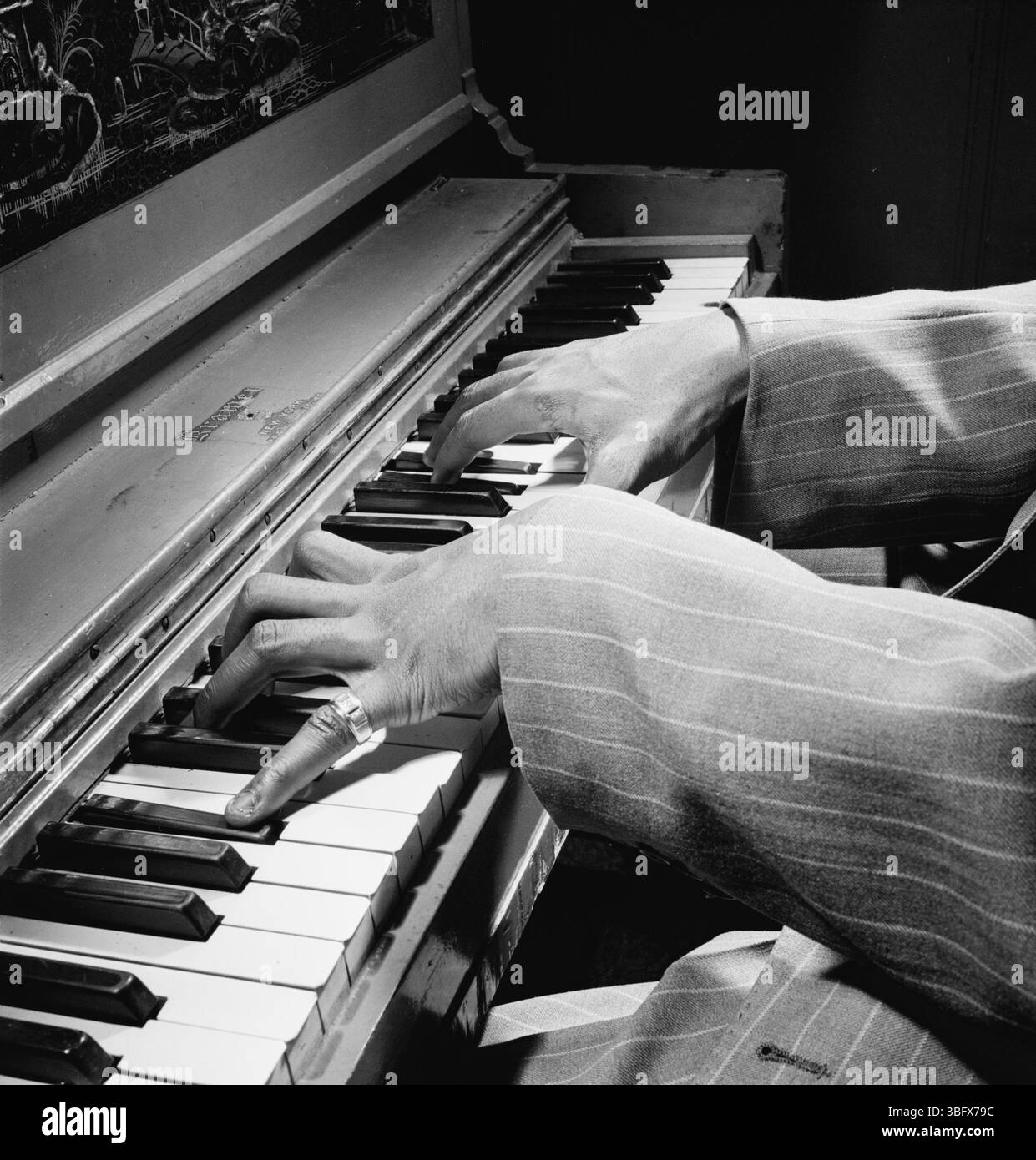 Ritratto di Nat King Cole, New York, nel giugno 1947. Foto di William Gottlieb. Nathaniel Adams Coles (New York, 17 marzo 1919 – New York, 15 febbraio 1965) è stato un cantante, pianista e attore statunitense. La carriera di Cole come cantante jazz e pop iniziò alla fine degli anni '1930 e durò quasi trent'anni, dove trovò successo e registrò oltre 100 canzoni che divennero un successo nelle classifiche pop. Cole ha iniziato la sua carriera come pianista jazz alla fine degli anni '1930, quando ha formato il King Cole Trio, che è diventato il gruppo più venduto (e l'unico gruppo nero) della Capitol Records negli anni '1940 Foto Stock