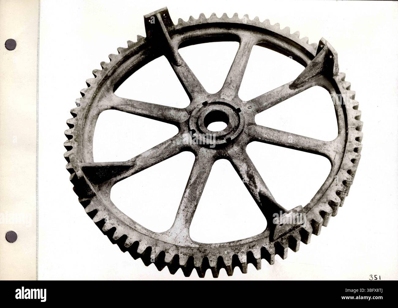 A pagina 61 sono presenti fotografie in bianco e nero dei prodotti Rumely Manufacturing Co., in particolare i trattori a trazione d'olio, insieme alle immagini dello stabilimento di la porte, Indiana. Le descrizioni digitate accompagnano le immagini. Foto Stock