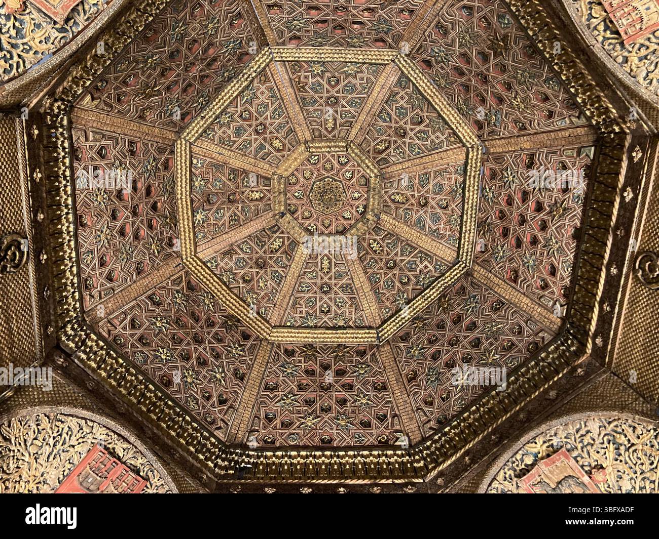 Torrijos ceiling c.1490, V&A East Storehouse, Queen Elizabeth Olympic Park, Londra, Regno Unito - Immagine stock catturata con smartphone
