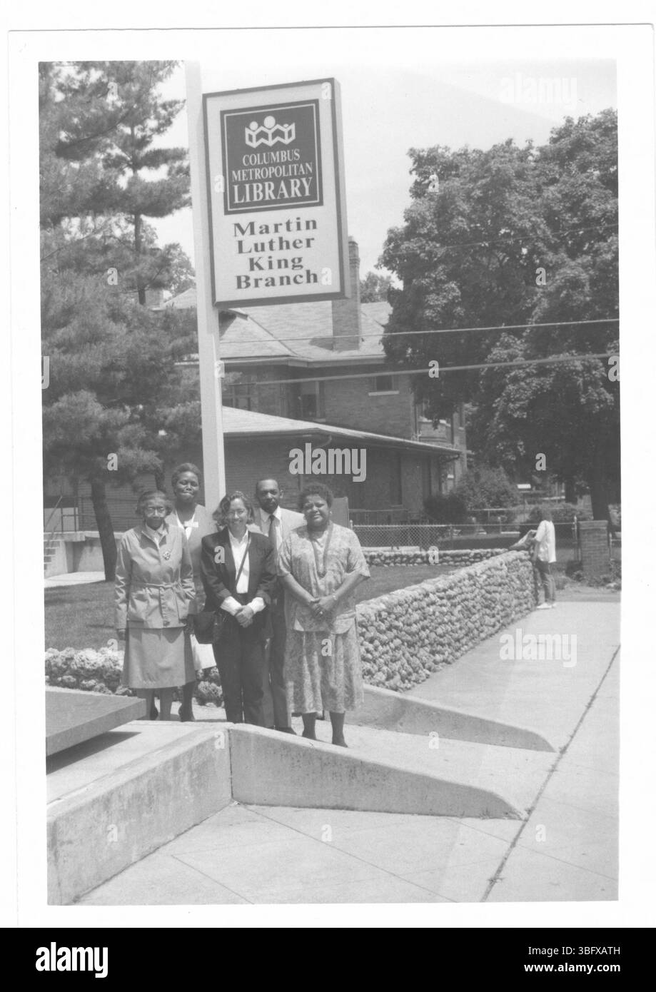 Fotografia scattata nel 1974 di leader della comunità in piedi di fronte alla Martin Luther King Branch Library a Columbus, Ohio, prima della ristrutturazione. I singoli individui includono personale della biblioteca, presidenti delle associazioni di quartiere e un project manager. Foto Stock