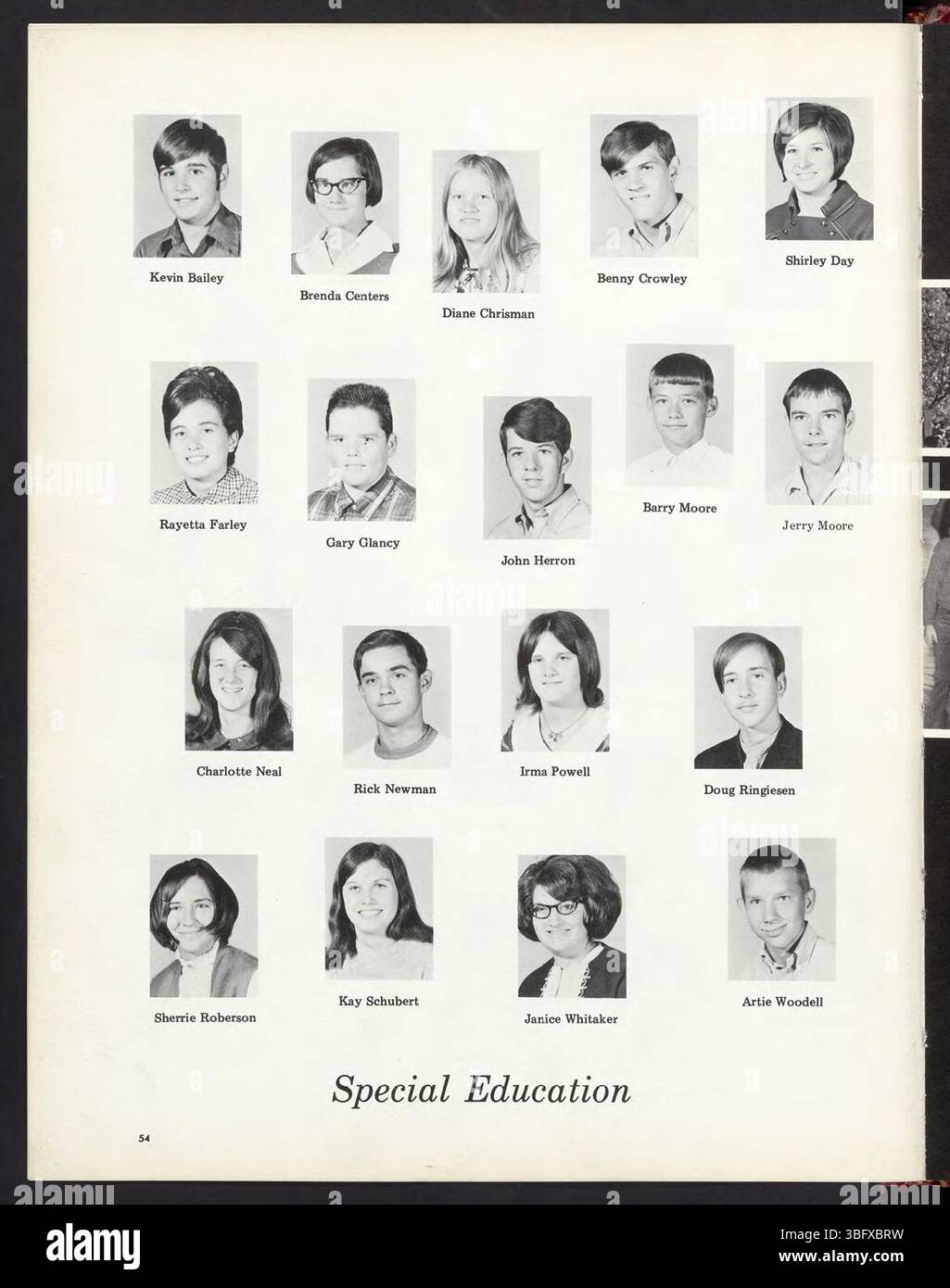 Pagina 58 dell'annuario 1970 della scuola superiore di Trenton include immagini di eventi scolastici, partecipazione degli studenti e ritratti di classe dell'anno. Foto Stock