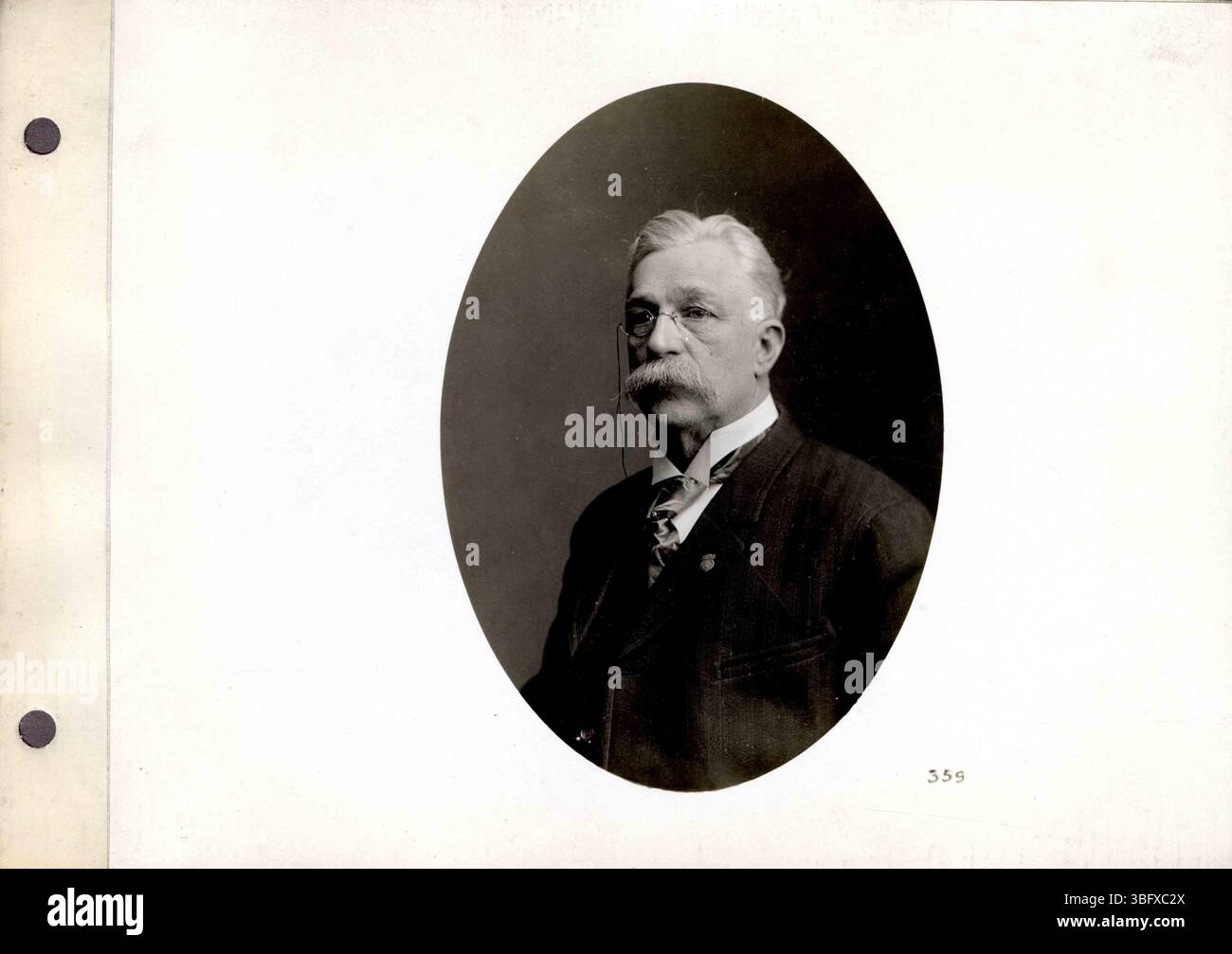 Pagina 65 presenta immagini in bianco e nero dei trattori a olio di Rumely e delle attività di fabbrica a la porte, Indiana. Le descrizioni digitate sul retro delle foto forniscono il contesto. Foto Stock