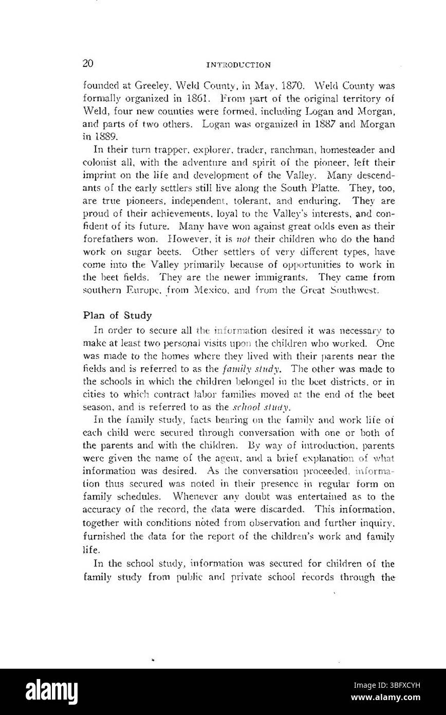 Questa immagine del 1926 mostra i bambini che partecipano alla raccolta della barbabietola da zucchero nella South Platte Valley, Colorado, illustrando il ruolo dei giovani nel lavoro agricolo durante il periodo. Foto Stock