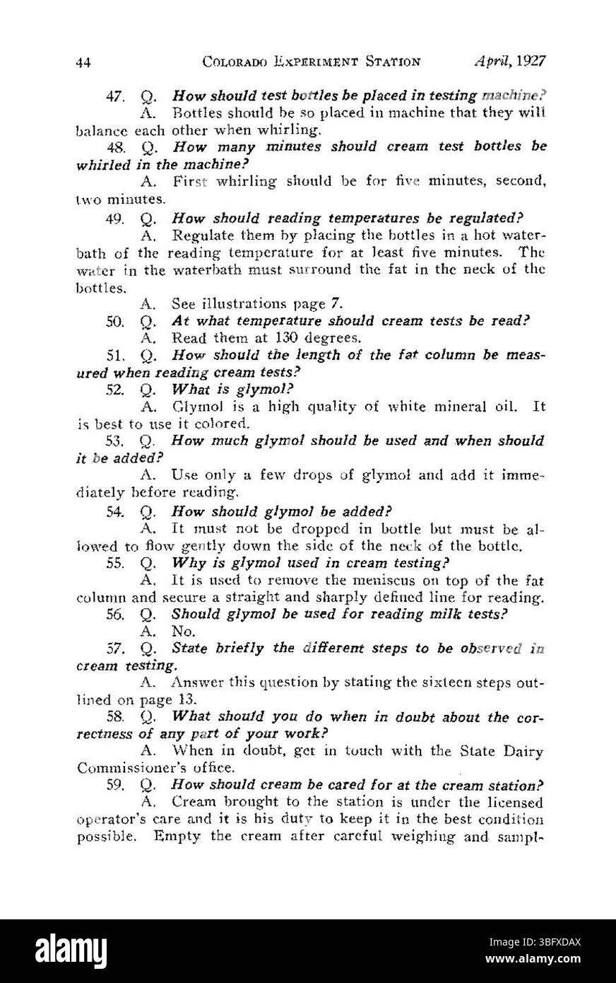 In questa pagina vengono descritti i metodi per testare e maneggiare latte e panna, concentrandosi sui processi per garantire il controllo di qualità. Le tecniche presentate erano pertinenti per la produzione lattiero-casearia nel 1927. Foto Stock