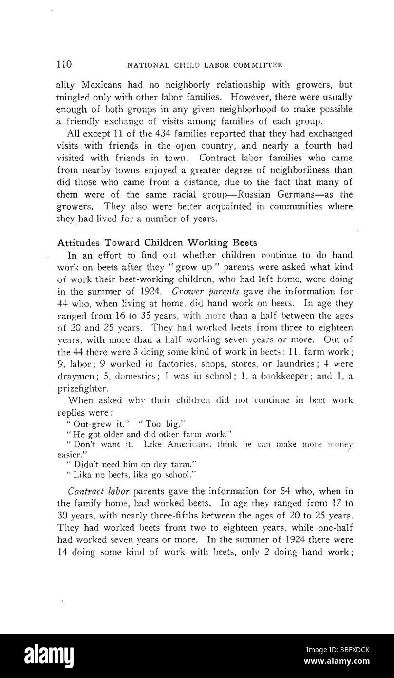 Questa fotografia raffigura bambini che lavorano nei campi di barbabietole da zucchero nella South Platte Valley del Colorado nel 1926. L'immagine riflette il ruolo dei bambini nel lavoro agricolo durante questo periodo, in particolare nell'industria della barbabietola da zucchero. Foto Stock