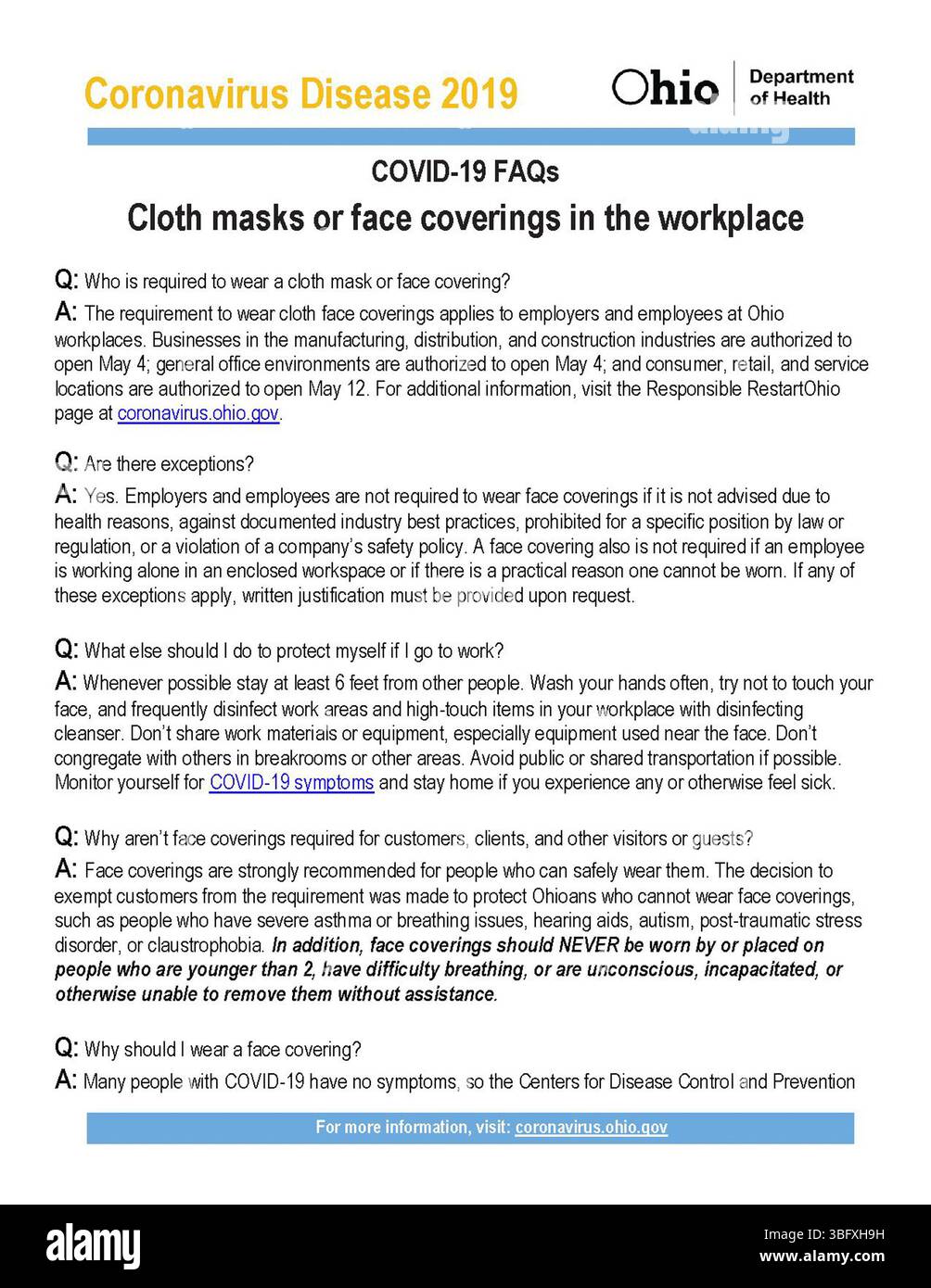 Il presente documento affronta le domande frequenti (FAQ) relative all’uso di maschere in tessuto e rivestimenti facciali sul luogo di lavoro durante la pandemia di COVID-19. Fornisce una guida sull'uso della maschera, l'efficacia e i protocolli di salute sul luogo di lavoro progettati per prevenire la trasmissione di virus tra i dipendenti. Foto Stock