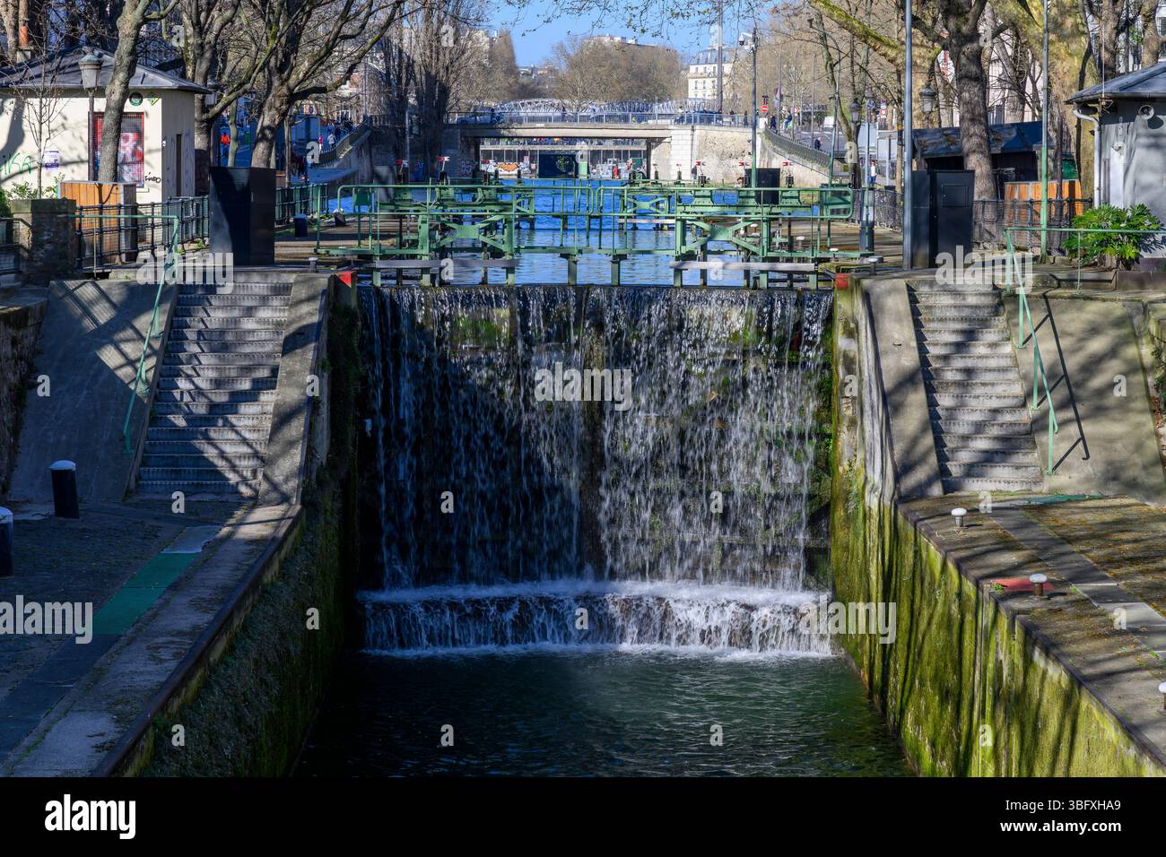 Cancelli a porte chiuse del Canal Saint-Martin. Il canale lungo 2,86 km di Parigi collega il Canal de l'Ourcq al fiume Senna. Foto Stock