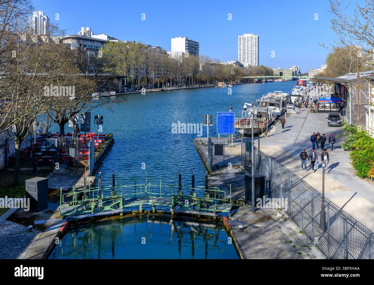 Canal Saint-Martin a Parigi. In lontananza si trova il Bassin de la Villette che collega il Canal Saint-Martin al Canal de l'Ourcq. Foto Stock