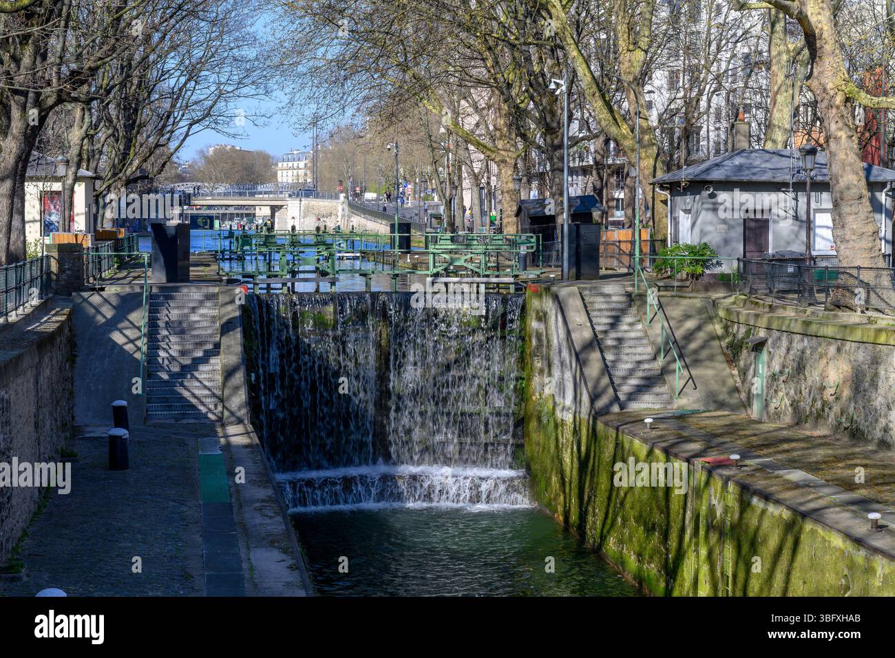 Cancelli a porte chiuse del Canal Saint-Martin. Il canale lungo 2,86 km di Parigi collega il Canal de l'Ourcq al fiume Senna. Foto Stock