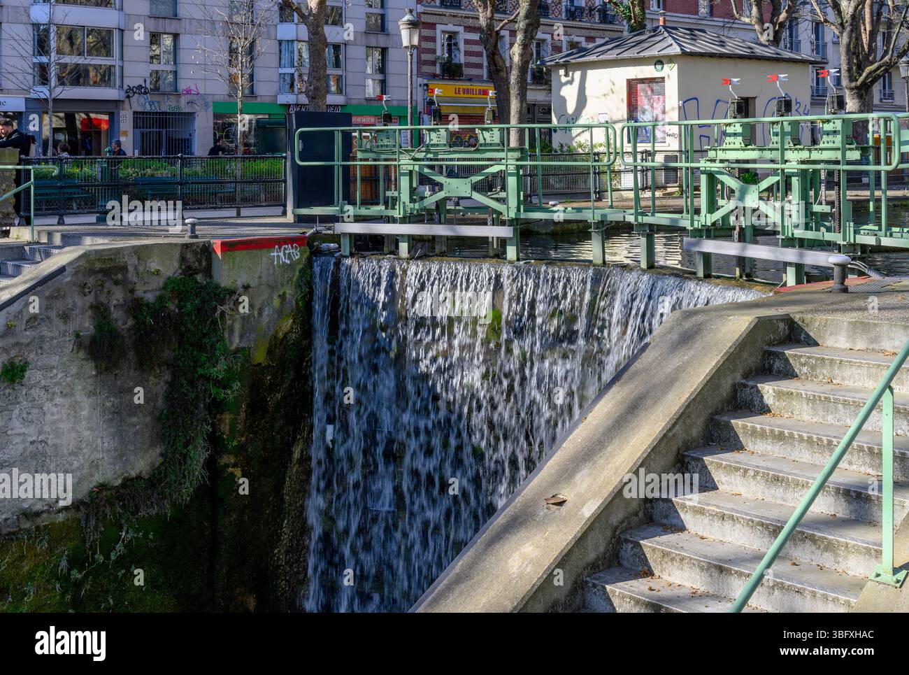 Cancelli a porte chiuse del Canal Saint-Martin. Il canale lungo 2,86 km di Parigi collega il Canal de l'Ourcq al fiume Senna. Foto Stock