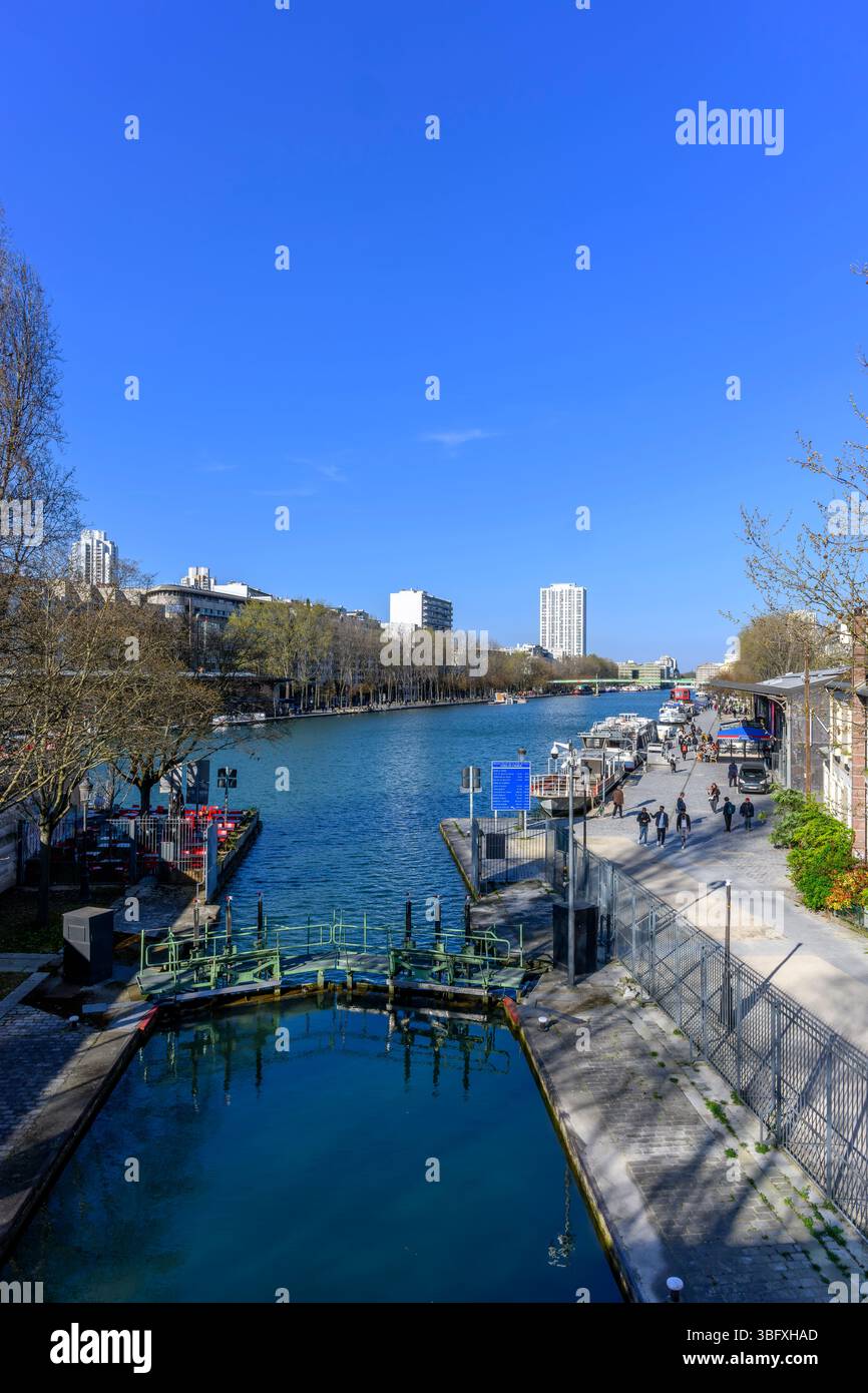 Canal Saint-Martin a Parigi. In lontananza si trova il Bassin de la Villette che collega il Canal Saint-Martin al Canal de l'Ourcq. Foto Stock