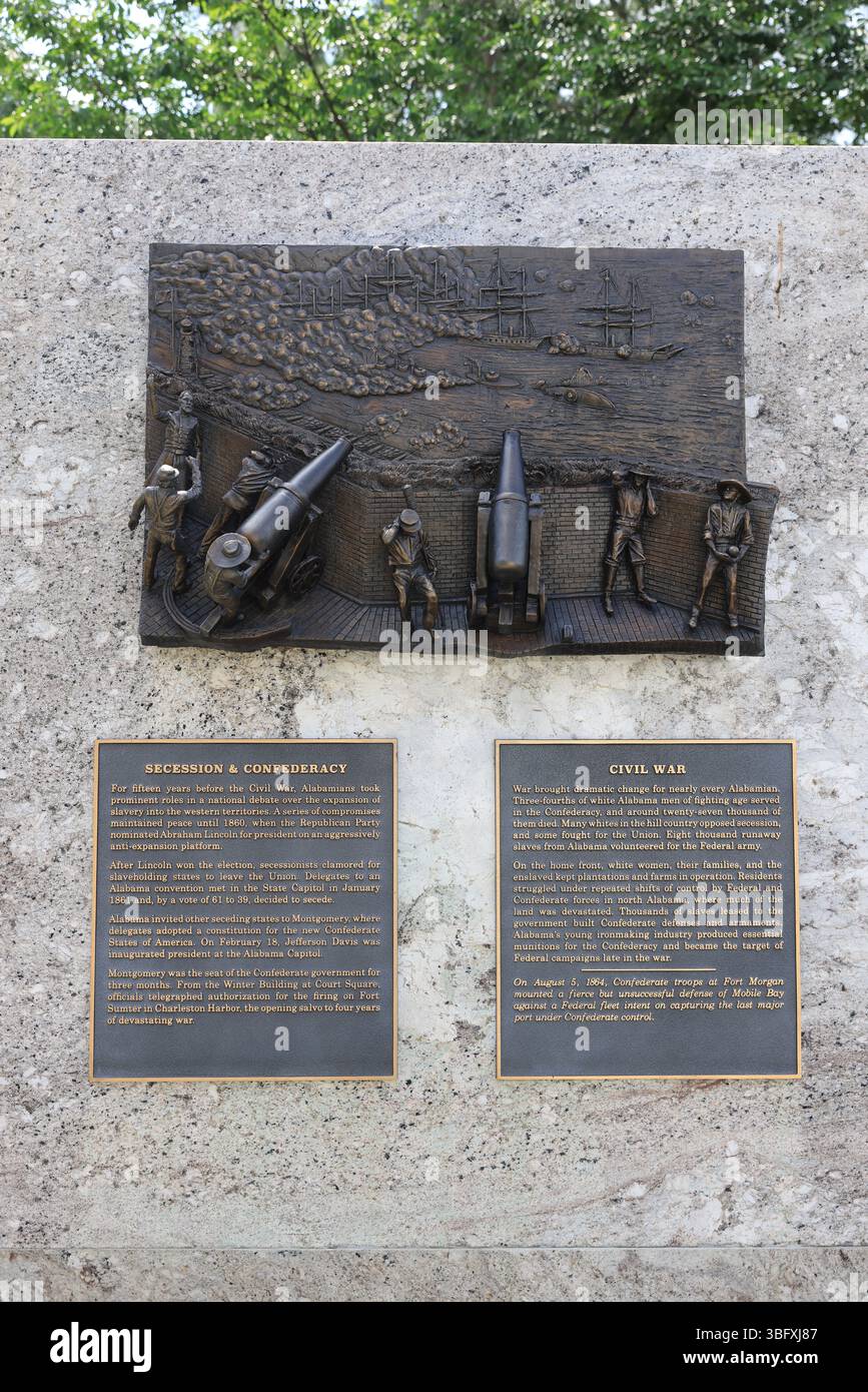 Bicentennial Park, presso il Campidoglio dell'Alabama a Montgomery, per commemorare i 200 anni di stato nel 2019. I rilievi in bronzo presentano 16 momenti della storia. Foto Stock