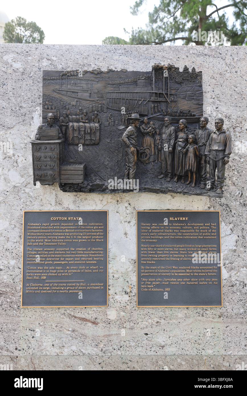 Bicentennial Park, presso il Campidoglio dell'Alabama a Montgomery, per commemorare i 200 anni di stato nel 2019. I rilievi in bronzo presentano 16 momenti della storia. Foto Stock