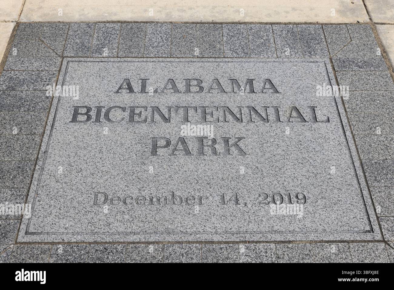 Bicentennial Park, presso il Campidoglio dell'Alabama a Montgomery, per commemorare i 200 anni di stato nel 2019. I rilievi in bronzo presentano 16 momenti della storia. Foto Stock