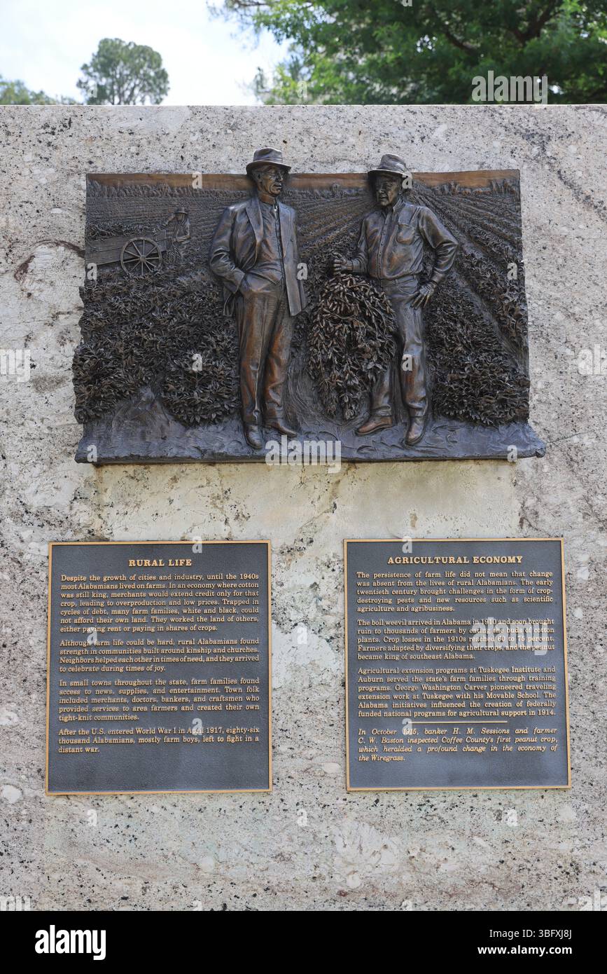 Bicentennial Park, presso il Campidoglio dell'Alabama a Montgomery, per commemorare i 200 anni di stato nel 2019. I rilievi in bronzo presentano 16 momenti della storia. Foto Stock