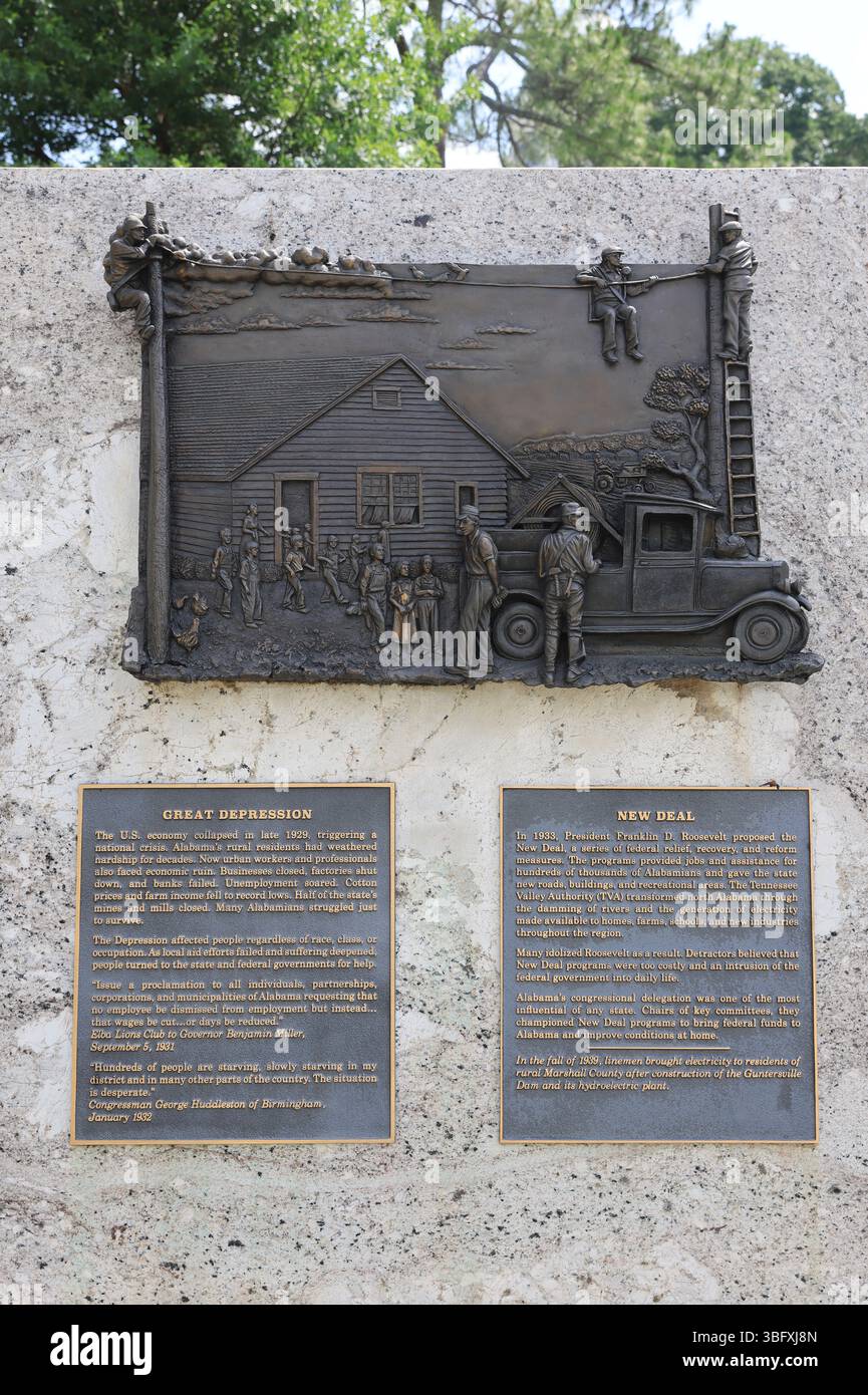 Bicentennial Park, presso il Campidoglio dell'Alabama a Montgomery, per commemorare i 200 anni di stato nel 2019. I rilievi in bronzo presentano 16 momenti della storia. Foto Stock