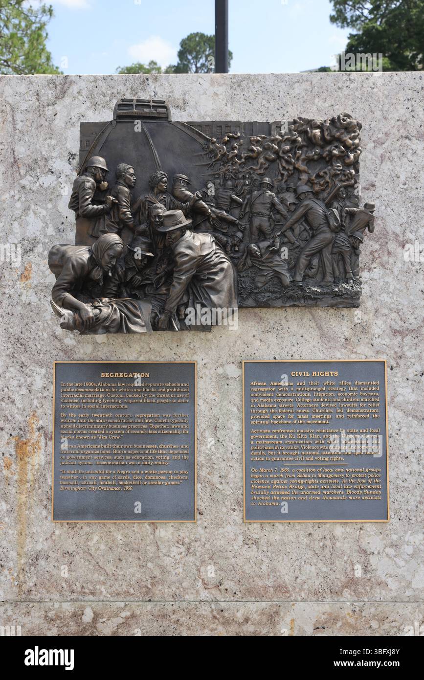 Bicentennial Park, presso il Campidoglio dell'Alabama a Montgomery, per commemorare i 200 anni di stato nel 2019. I rilievi in bronzo presentano 16 momenti della storia. Foto Stock