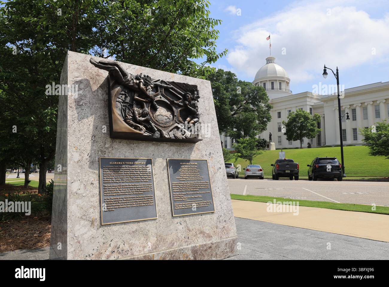 Bicentennial Park, presso il Campidoglio dell'Alabama a Montgomery, per commemorare i 200 anni di stato nel 2019. I rilievi in bronzo presentano 16 momenti della storia. Foto Stock