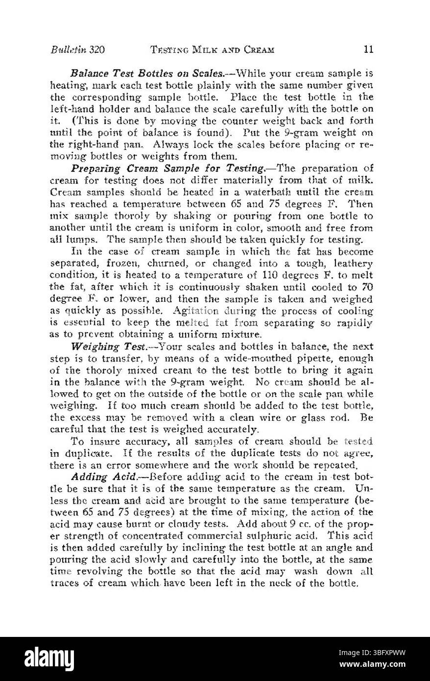 Questa voce illustra le BEST practice per testare e maneggiare latte e panna, sottolineando l'importanza di mantenere la pulizia, garantire una manipolazione sicura del latte e prevenire la contaminazione durante la lavorazione dei prodotti lattiero-caseari. Foto Stock