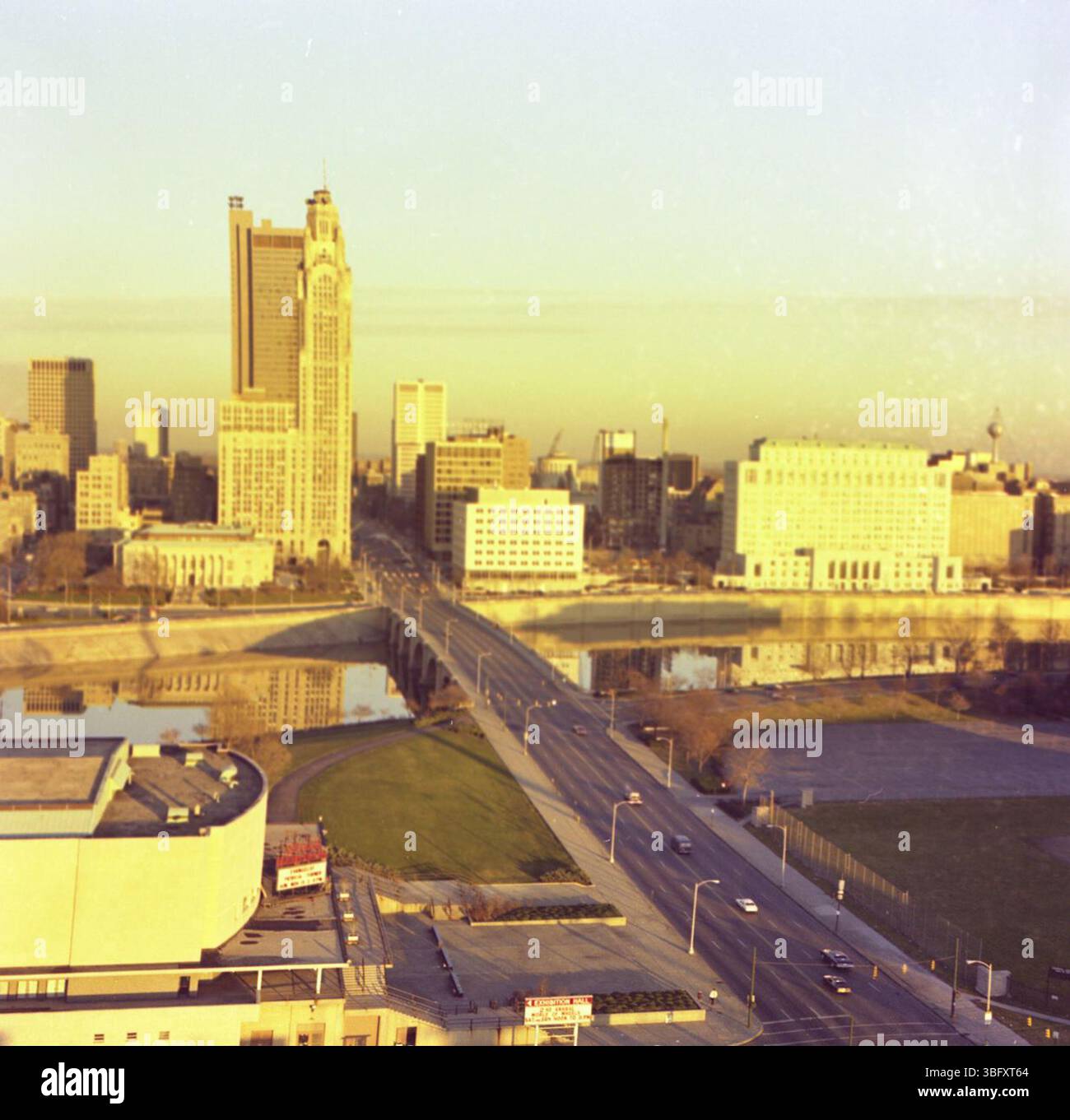Questa vista aerea del 1981 di Columbus offre il penitenziario dell'Ohio, vedute anticipate del quartiere dell'Arena e la costruzione in corso del Veterans Memorial Additional. Foto Stock
