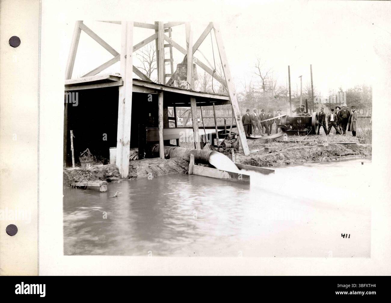Pagina 67 presenta una serie di immagini in bianco e nero che documentano i trattori a trazione a olio Rumely e lo stabilimento la porte. Le descrizioni digitate accompagnano le fotografie. Foto Stock