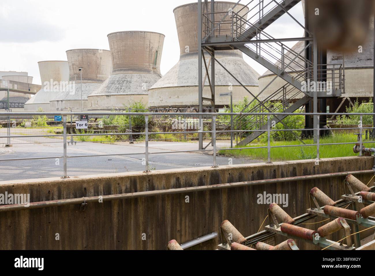 Grevenbroich, Germania. 3 giugno 2025. Vista delle torri di raffreddamento della ventola della centrale elettrica a lignite di Frimmersdorf di RWE - questa parte rimarrà in piedi. La società energetica RWE inizierà presto a smantellare la centrale elettrica a lignite di Frimmersdorf, che sarà dismessa nel 2021. Crediti: Rolf Vennenbernd/dpa/Alamy Live News Foto Stock