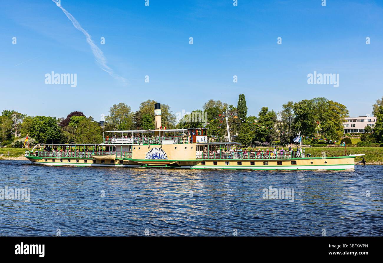 Dresda, Germania, 1 maggio 2025: Il piroscafo a pale Stadt Wehlen alla tradizionale parata della flotta all'inizio della stagione dei piroscafi sassoni. (Foto di Foto Stock