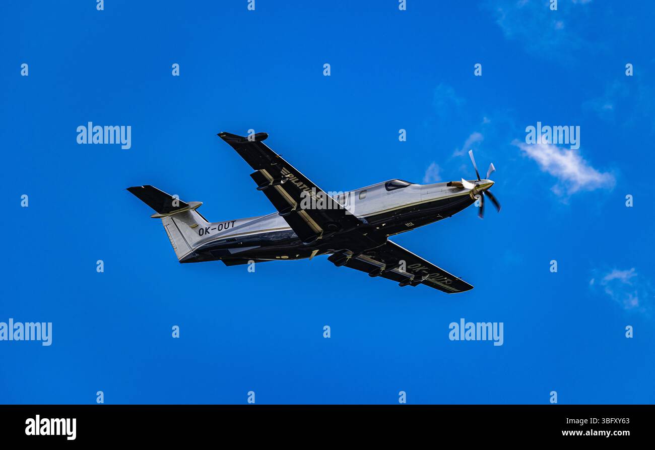 Zurigo, Svizzera, 21 aprile 2025: Un Pilatus PC-12 NGX di Alpha Aviation decolla dalla pista dell'aeroporto di Zurigo. Registrazione OK-OUT (Andre Foto Stock