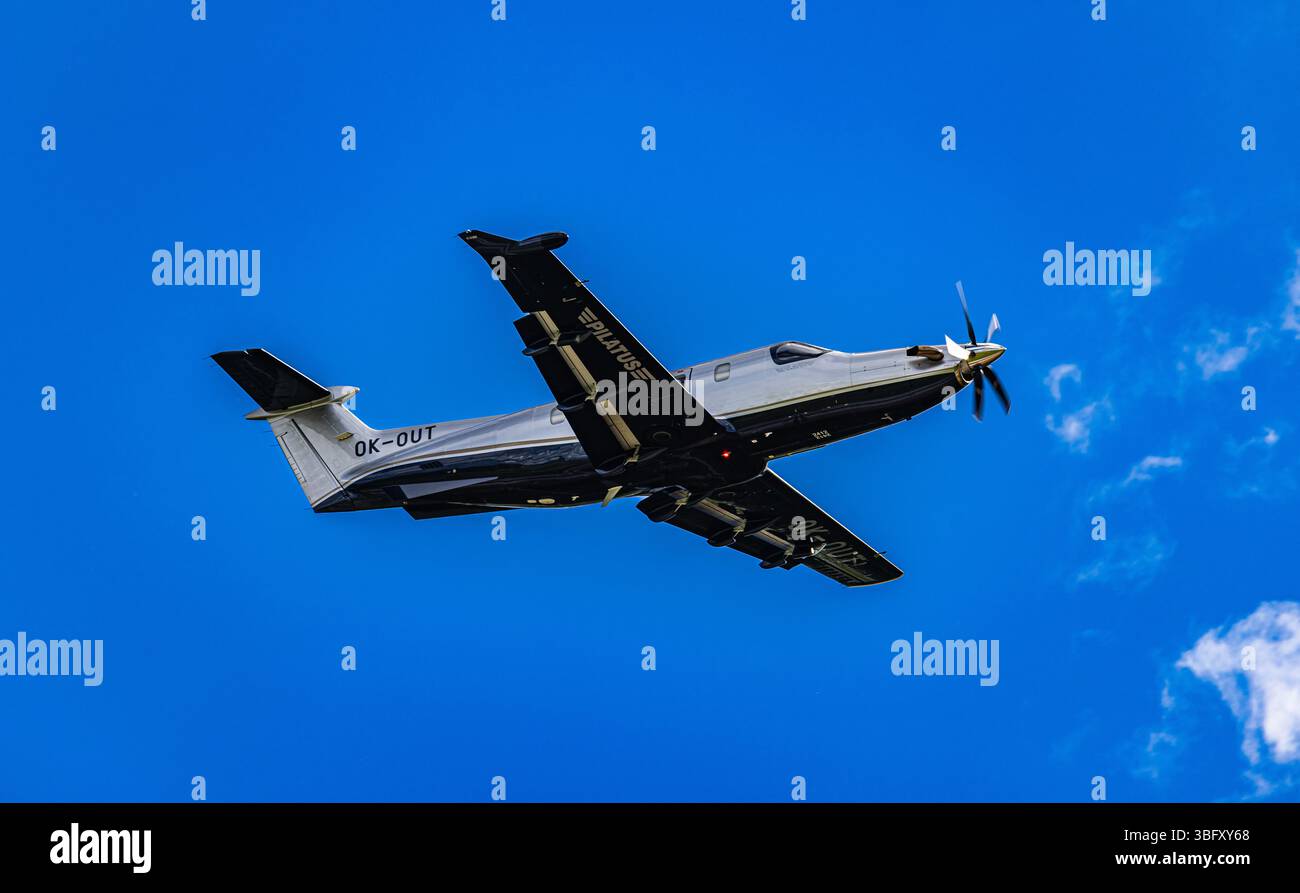 Zurigo, Svizzera, 21 aprile 2025: Un Pilatus PC-12 NGX di Alpha Aviation decolla dalla pista dell'aeroporto di Zurigo. Registrazione OK-OUT (Andre Foto Stock