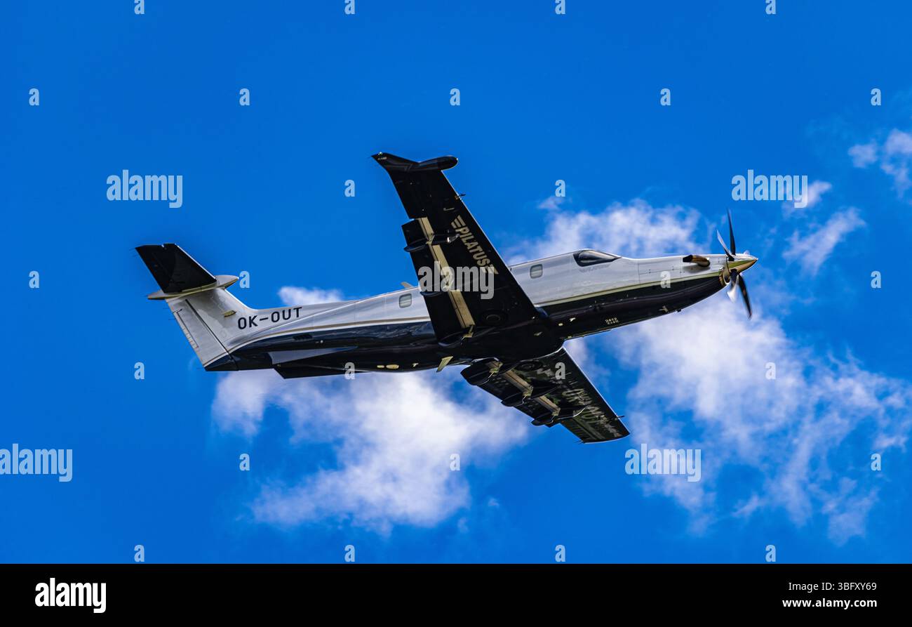 Zurigo, Svizzera, 21 aprile 2025: Un Pilatus PC-12 NGX di Alpha Aviation decolla dalla pista dell'aeroporto di Zurigo. Registrazione OK-OUT (Andre Foto Stock