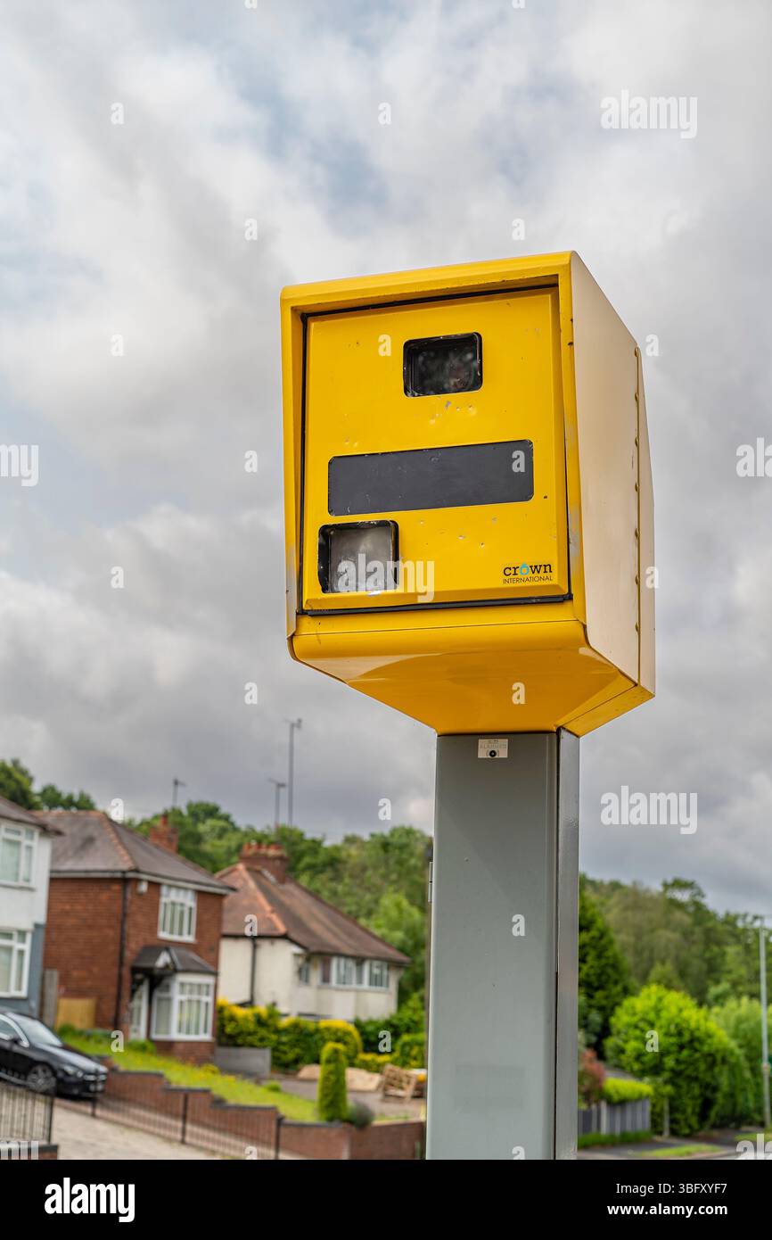 Primo piano di una telecamera gialla per l'applicazione del traffico Gatso (autovelox) che opera in una posizione a 30 km/h lungo la strada a Kidderminster, Worcestershire, Regno Unito. Foto Stock