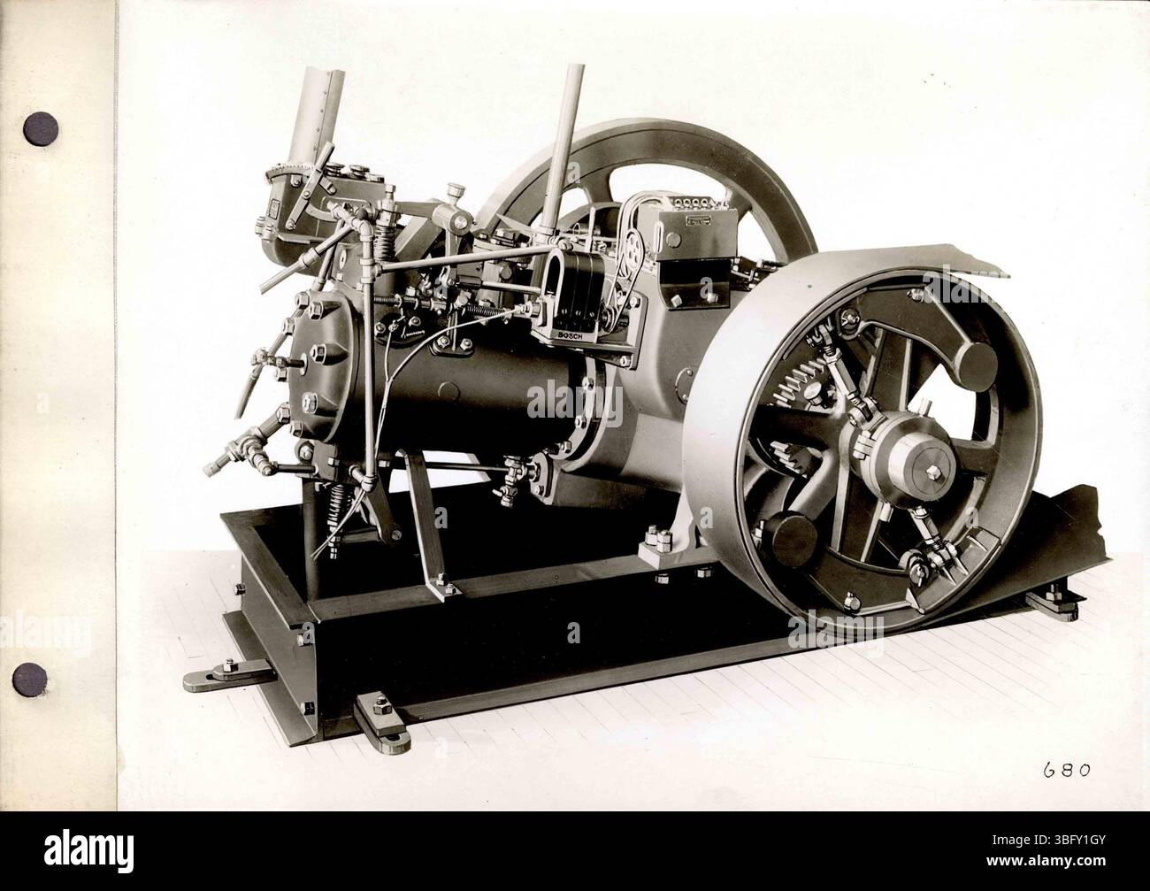 La collezione di foto in bianco e nero mostra i trattori a trazione a olio Rumely e le sedi di fabbrica a la porte, Indiana, ciascuno accompagnato da annotazioni digitate. Foto Stock