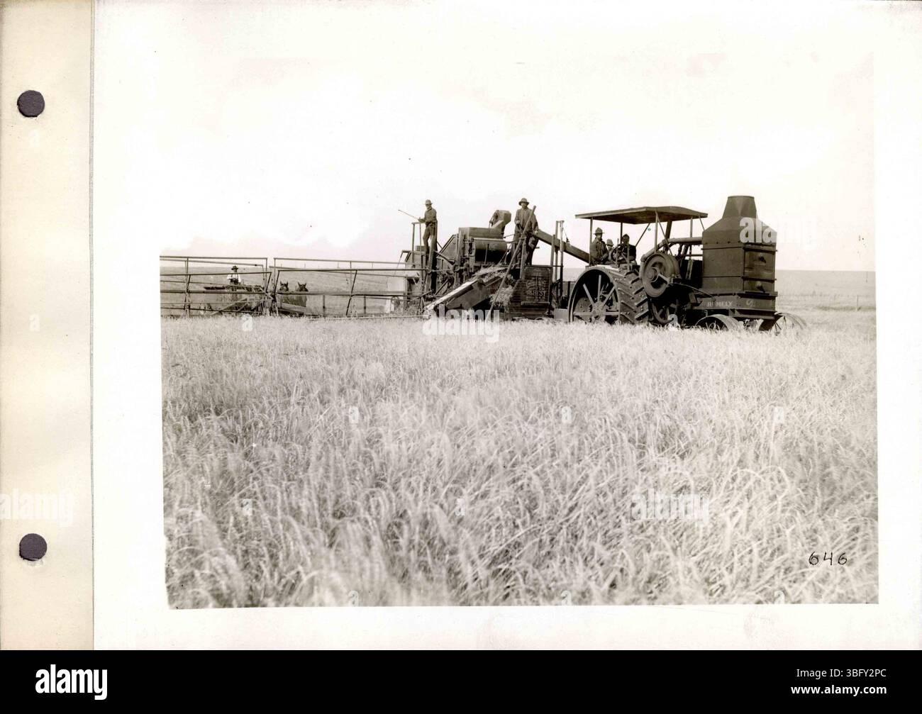 Le immagini in bianco e nero mostrano vari modelli di trattori a trazione a olio Rumely e ambienti di fabbrica a la porte, Indiana, ognuno annotato con descrizioni digitate. Foto Stock